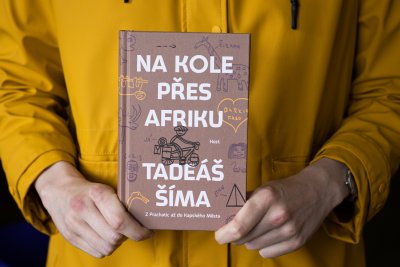 Kniha Na kole přes Afriku